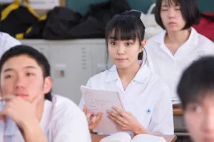 奈緒が高校生を女優での演じる写真